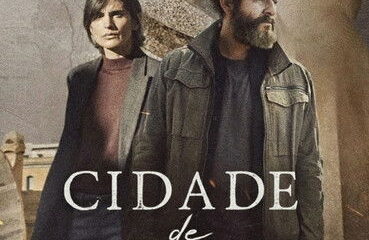 Cidade de Sombras (2025): Vale a Pena?